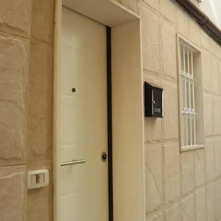 לינה וארוחת בוקר Aura 3*