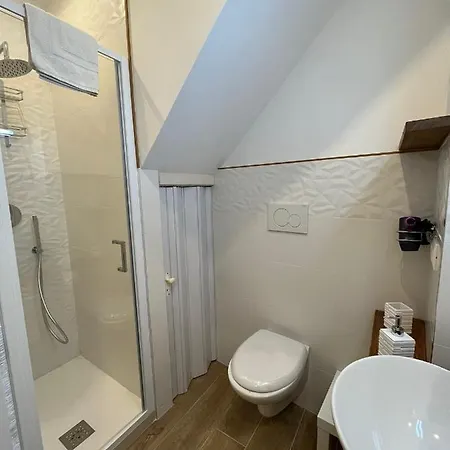 לינה וארוחת בוקר Aura 3*